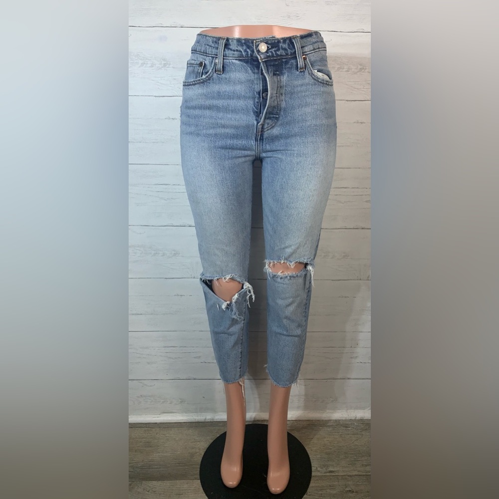 Levis wedgie straight cut off jeans size 28X26" measured 27X25.5"  distressed